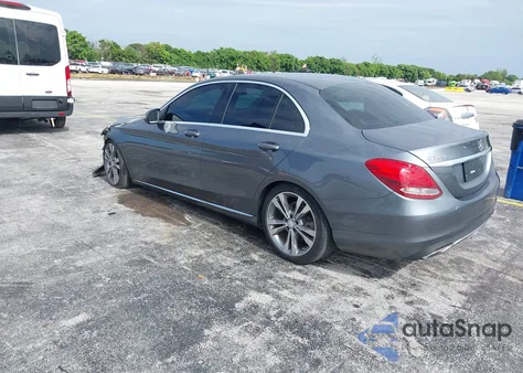 2017 Mercedes-Benz C 300 z USA, uszkodzony, nr VIN 55SWF4JB5HU189000